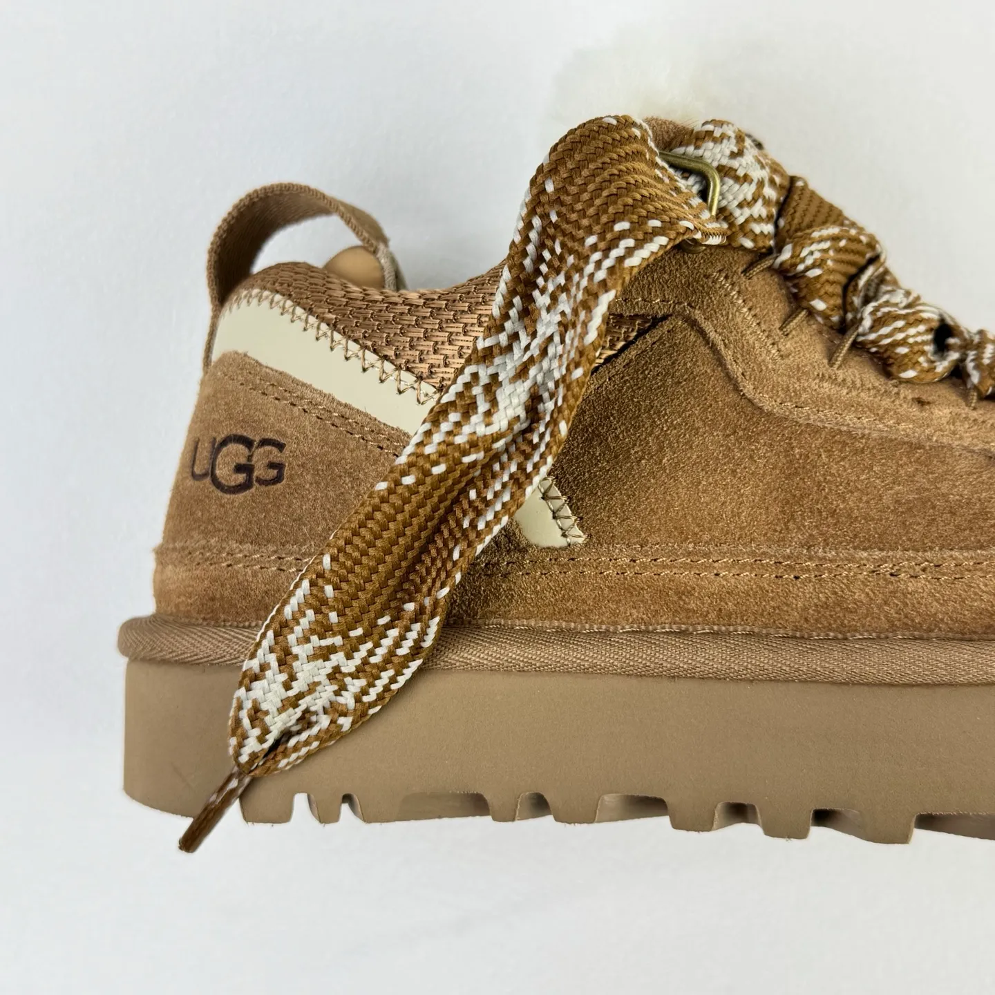 Local 💰600 OEM grade 4032 Mel series, top workmanship, super stable version ✔️ Good looks and texture, suede leather + low-key logo show retro, classic two-color shoelaces can be worn as two shoes ✔️ So comfortable that you want to weld your feet, ultra-light material + 5cm thick sole, increase height without tiring the feet, wool insoles are warm and breathable, no pressure for commuting and shopping all day long ✔️ I love the details: wide shoelaces for photos. Sizes 34-45 are suitable for various foot types. Slight stains can be wiped clean with a damp cloth. The loose feeling in early autumn is all due to it. Close your eyes and avoid stepping on thunder! 👟